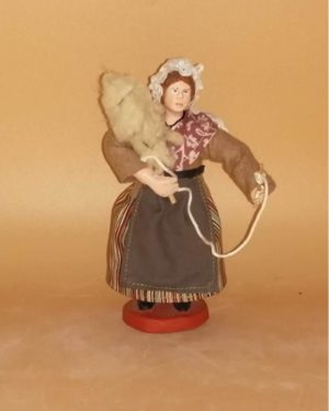 Femme fileuse de laine santons de provence