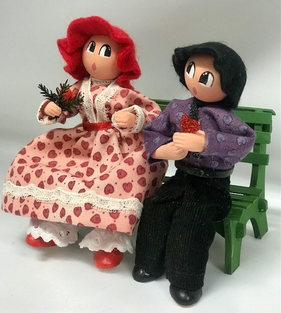 Couple Saint-Valentin rouge sur banc